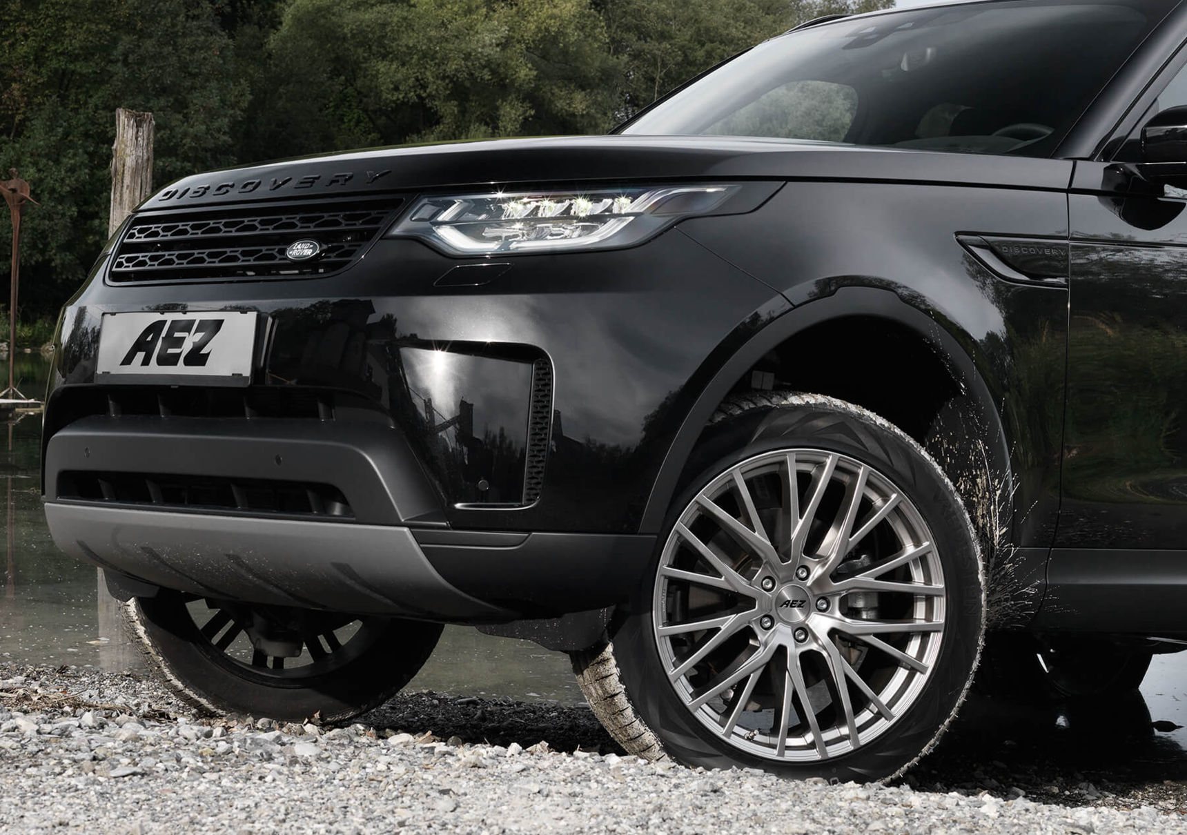 Range Rover Discovery with AEZ Panama wheels